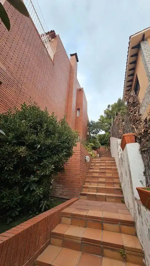 Vista exterior de Casa o xalet en venda en Barcelona amb Aire condicionat, Calefacció i Jardí privat