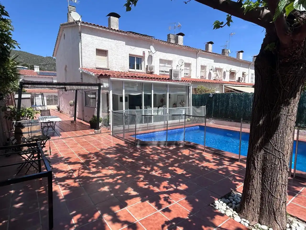 Piscina de Casa adosada en venta en Castelldefels con Aire acondicionado, Trastero y Piscina