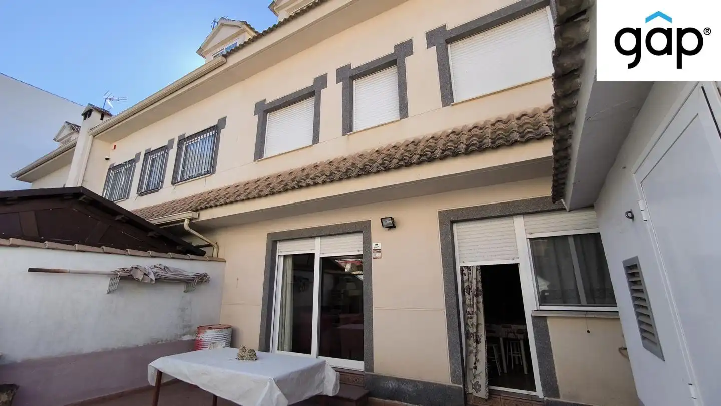 Außenansicht von Einfamilien-Reihenhaus zum Verkauf in Horcajo de Santiago mit Heizung, Abstellraum und Möbliert