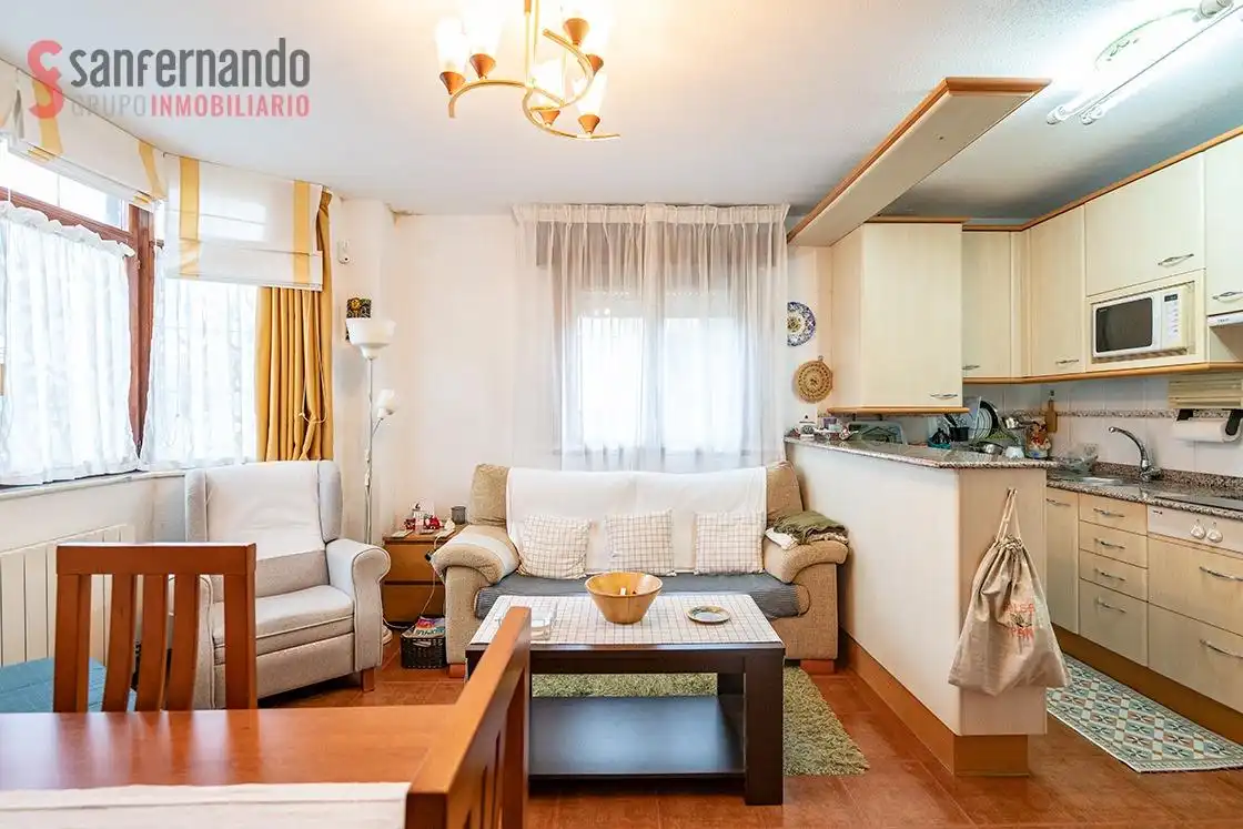 Sala de estar de Piso en venta en Miengo con Calefacción, Trastero y Amueblado