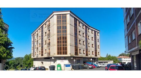Piso a estrenar edificio moderno con fachada de piedra.