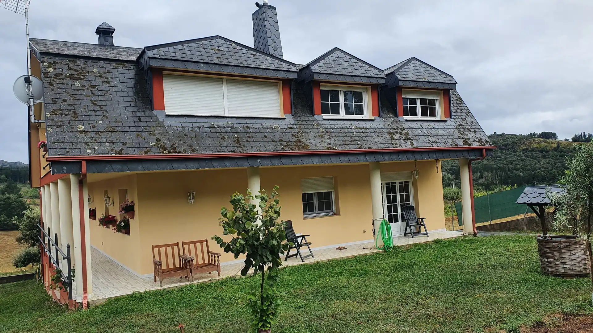 Vista exterior de Casa o chalet en venta en Vega de Espinareda con Calefacción, Jardín privado y Terraza