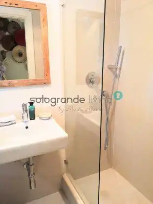 Baño de Casa adosada de alquiler en Sotogrande con Aire acondicionado, Jardín privado y Terraza