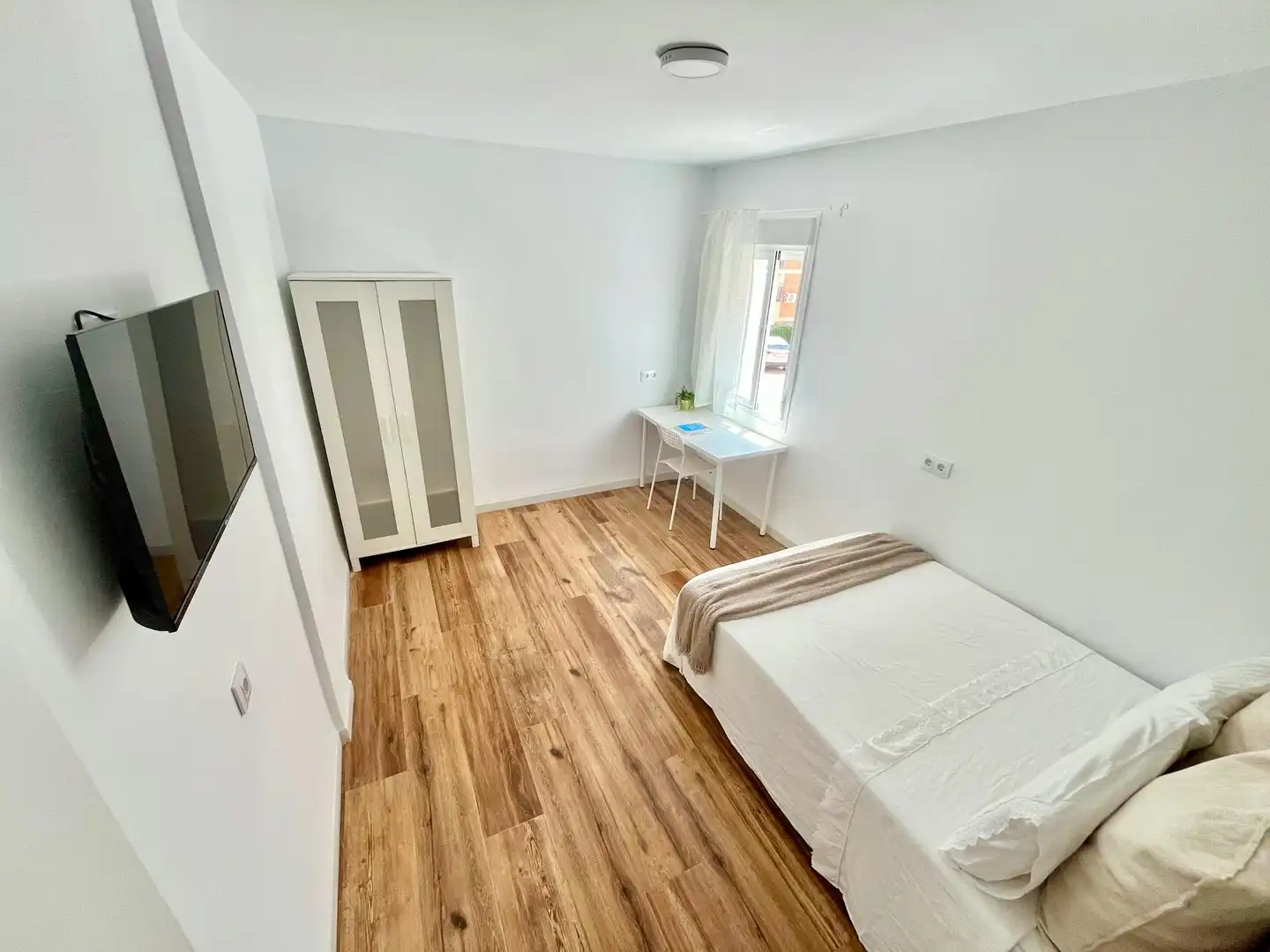 Schlafzimmer von Wohnung zur untervermieten in Sevilla mit Möbliert, Waschmaschine und Fernseher