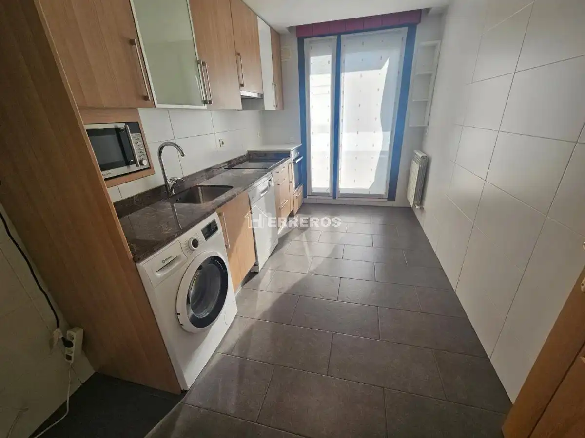 Cuina de Pis en venda en  Logroño amb Calefacció, Parquet i Traster