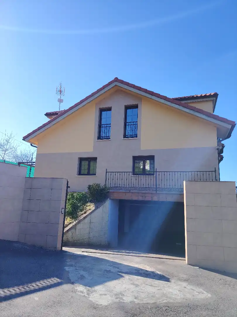 Vista exterior de Casa o chalet en venta en Gijón  con Calefacción, Jardín privado y Parquet