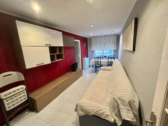 Living room of Flat for sale in Santa Coloma de Gramenet  with Air Conditioner and Oven