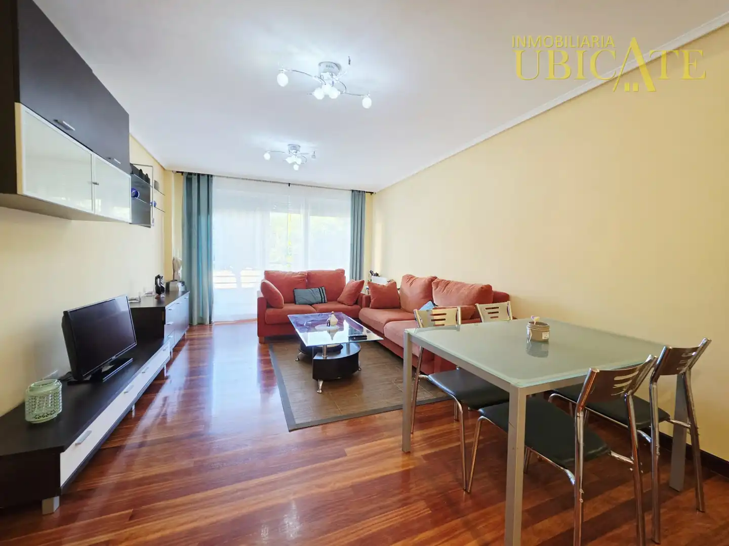 Sala de estar de Piso en venta en Castro-Urdiales con Calefacción, Parquet y Terraza