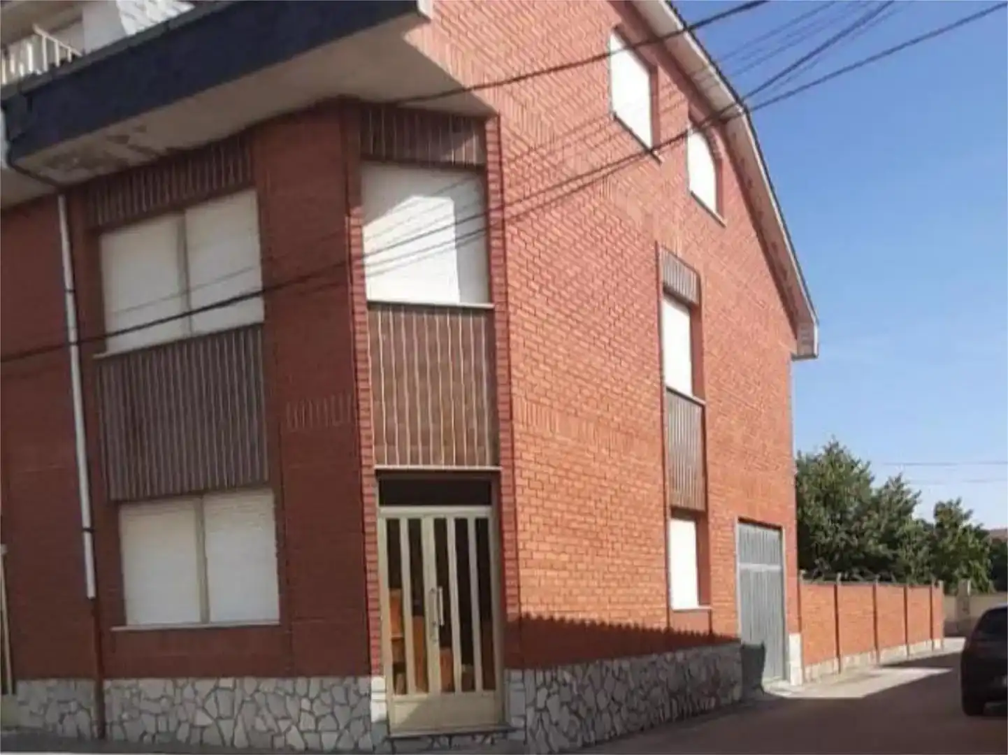 Vista exterior de Casa adosada en venda en Camarzana de Tera amb Jardí privat, Traster i Moblat