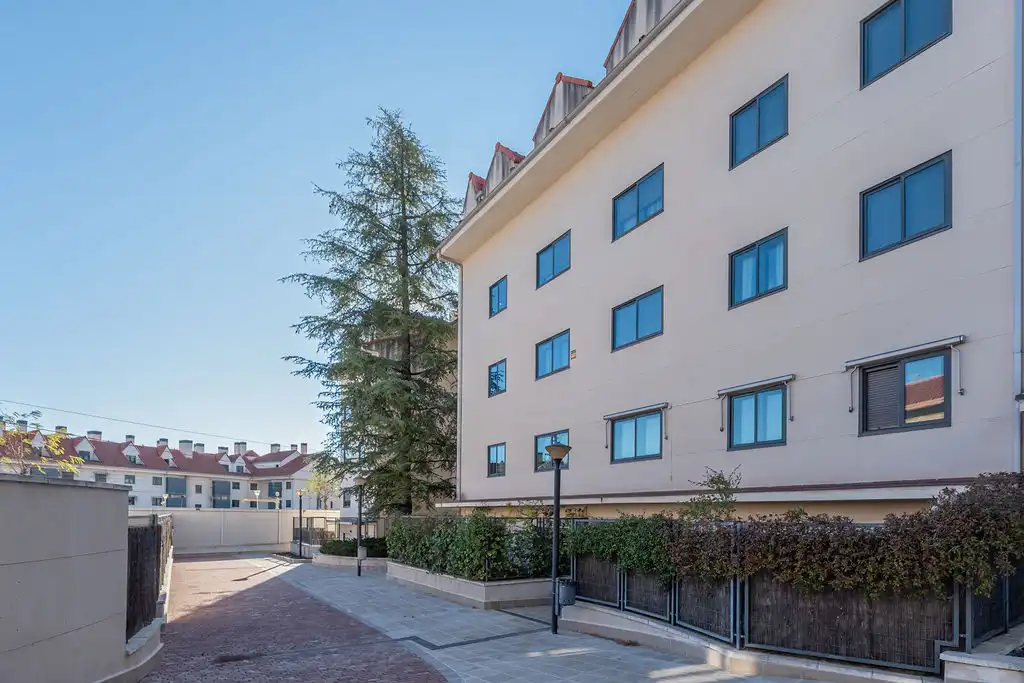 Flat for sale in C/ Plaza de la Estación - Res , Jardín de los Reyes - Parque Real