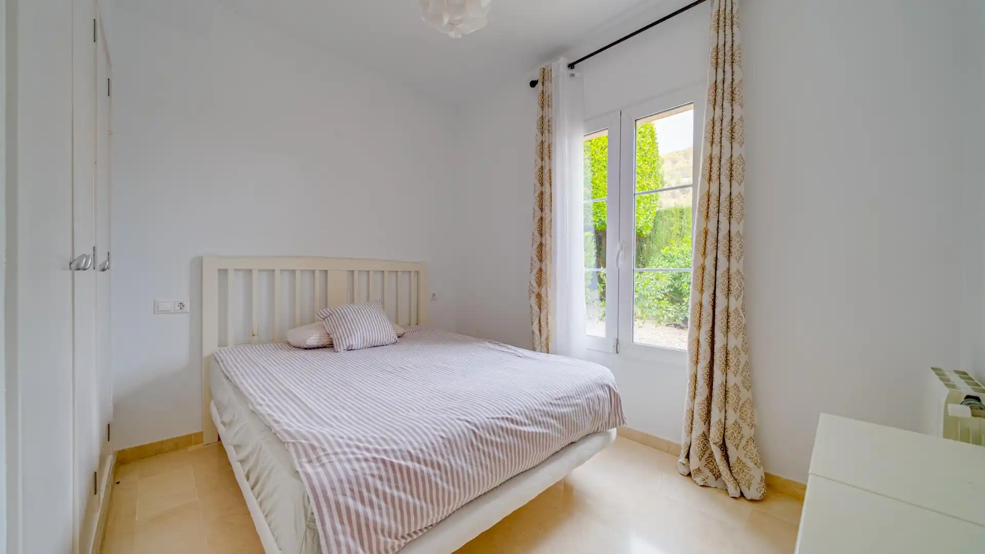Schlafzimmer von Haus oder Chalet zum Verkauf in Finestrat mit Klimaanlage, Heizung und Privatgarten