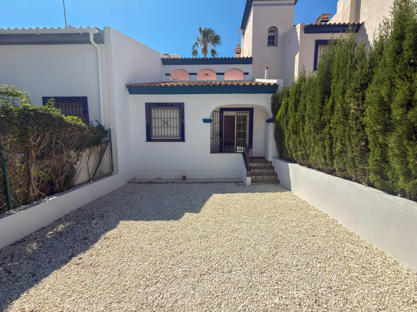 Vista exterior de Casa adosada en venda en Orihuela amb Jardí privat, Terrassa i Moblat