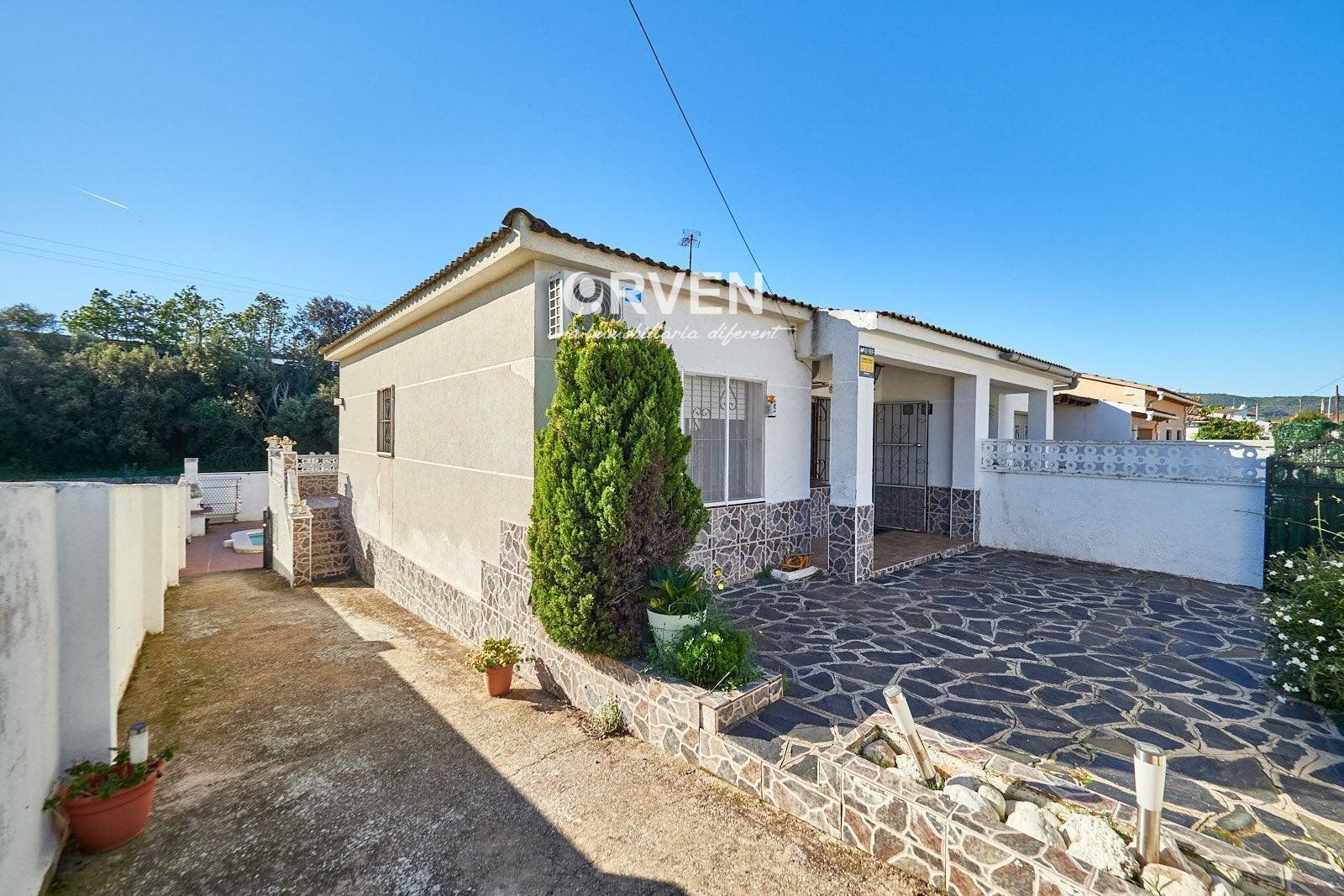 Exterior view of Single-family semi-detached for sale in Albinyana  with Air Conditioner, Heating and Terrace