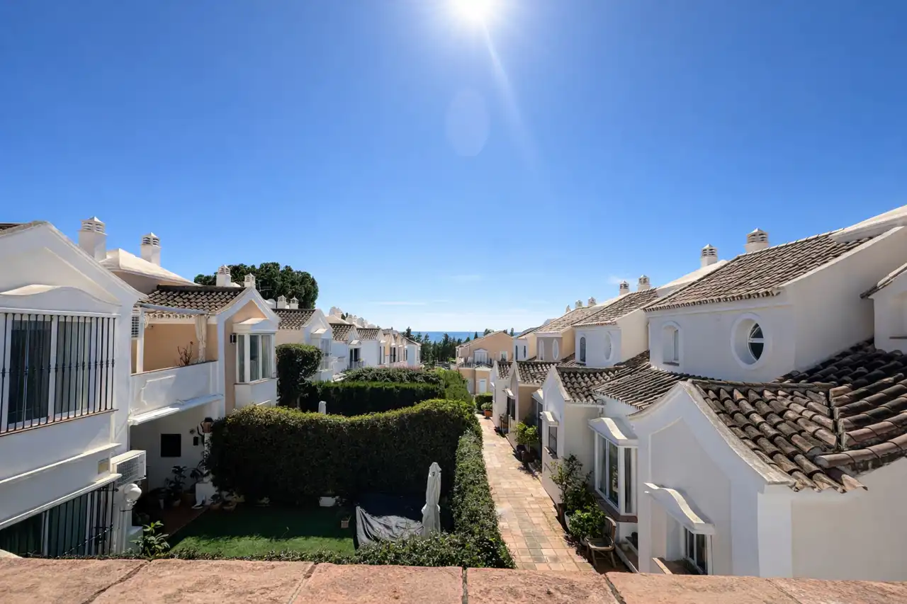 Vista exterior de Casa adosada de lloguer en Marbella amb Aire condicionat, Calefacció i Jardí privat