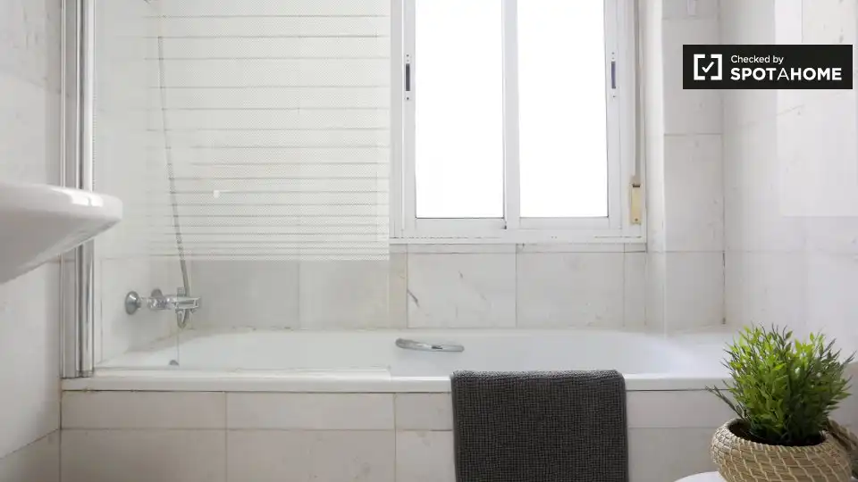 Baño de Piso de alquiler en Madrid con Aire acondicionado, Calefacción y Amueblado