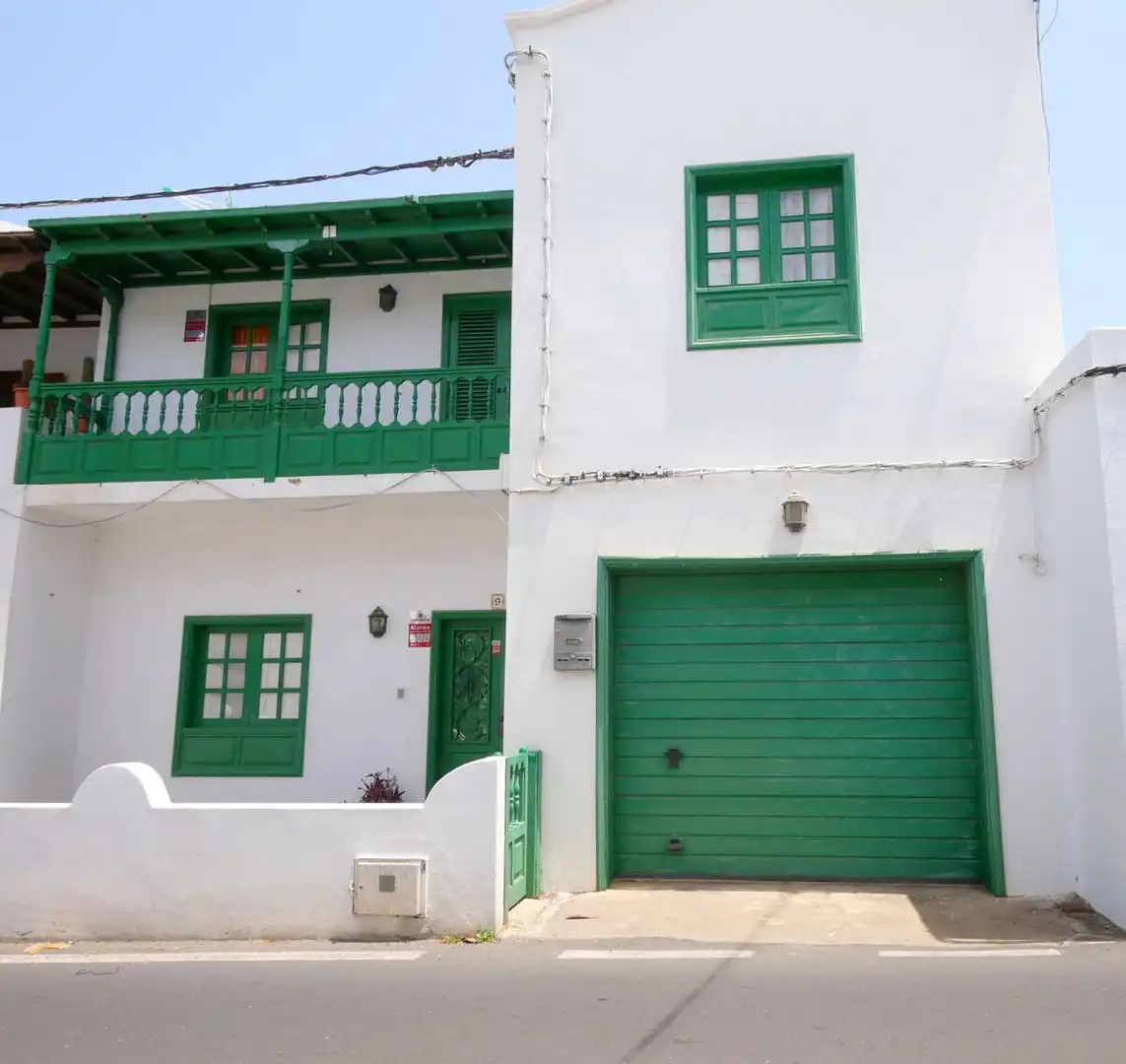 Vista exterior de Casa o xalet en venda en Haría amb Terrassa, Traster i Moblat