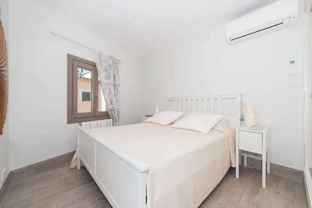 Schlafzimmer von Einfamilien-Reihenhaus zum Verkauf in Pollença mit Klimaanlage, Heizung und Privatgarten
