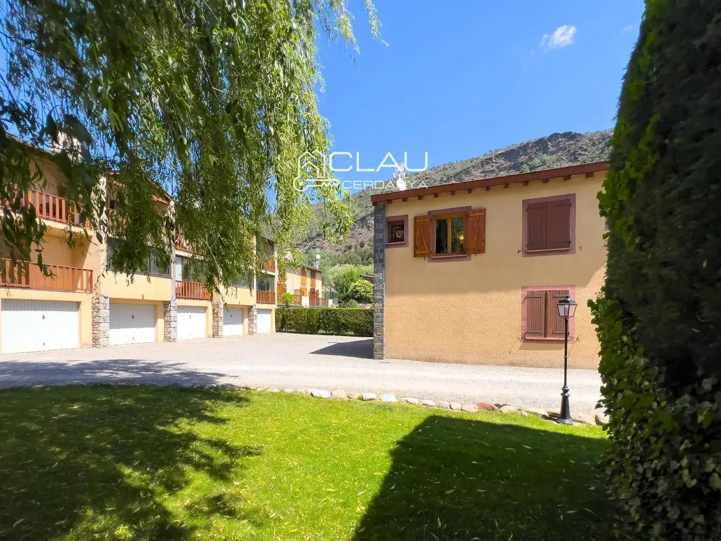 Außenansicht von Einfamilien-Reihenhaus zur Miete in Latour - de - Carol mit Heizung, Privatgarten und Terrasse