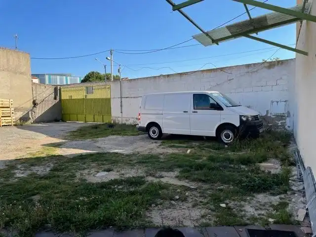 Parkplatz von Fabrikhallen zum Verkauf in La Lastrilla 