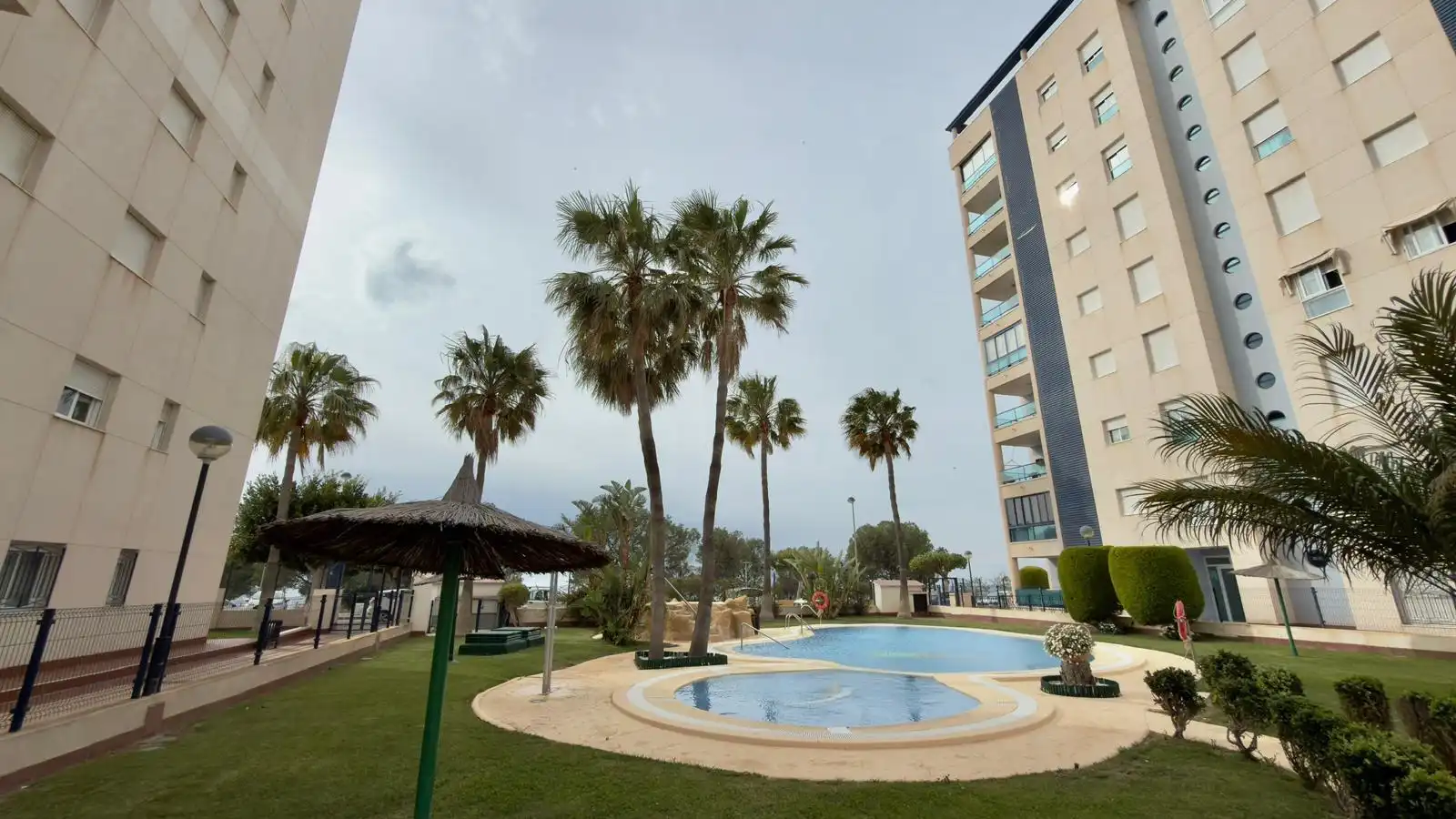 Schwimmbecken von Dachboden zum Verkauf in Villajoyosa / La Vila Joiosa mit Klimaanlage, Privatgarten und Terrasse