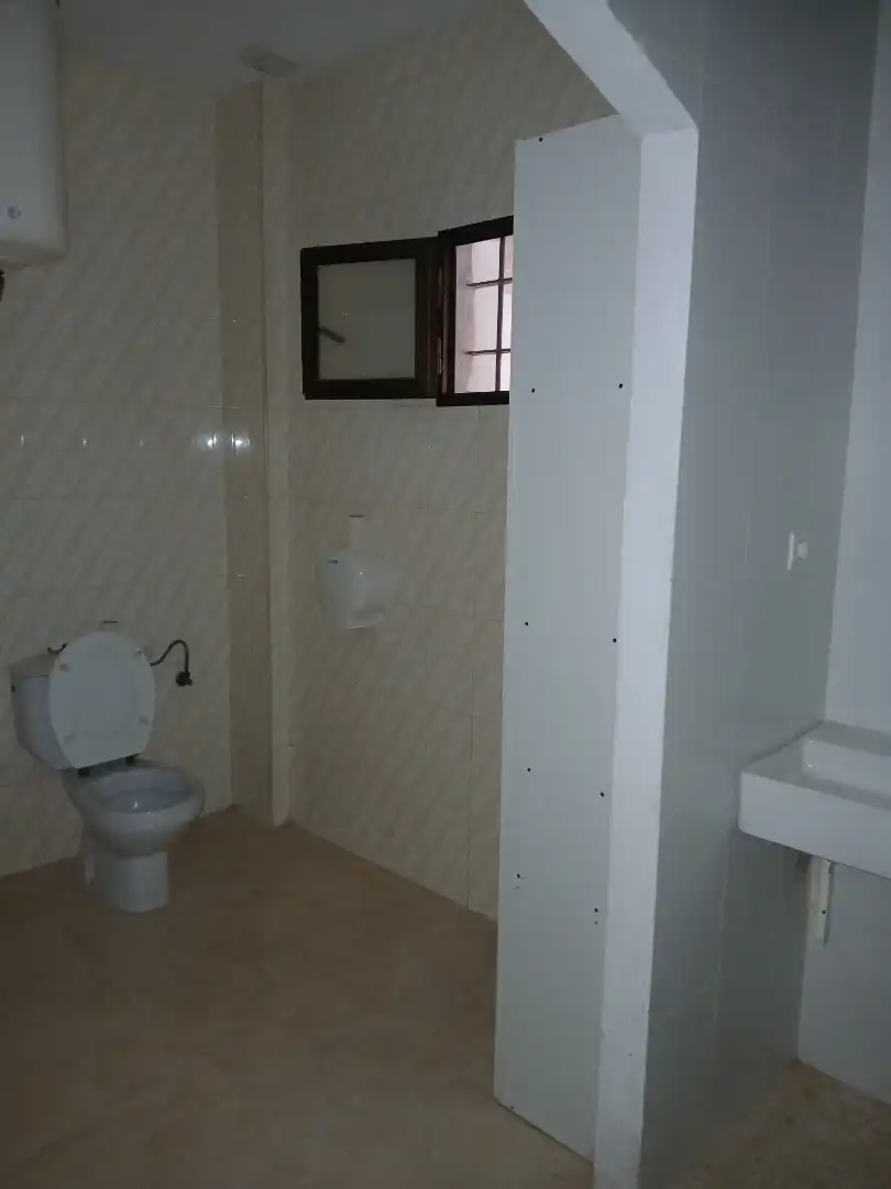 Badezimmer von Geschaftsraum zum Verkauf in Huelva mit Klimaanlage