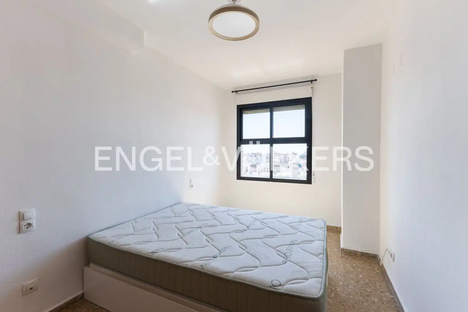 Schlafzimmer von Dachboden zur Miete in Valencia mit Klimaanlage, Heizung und Terrasse