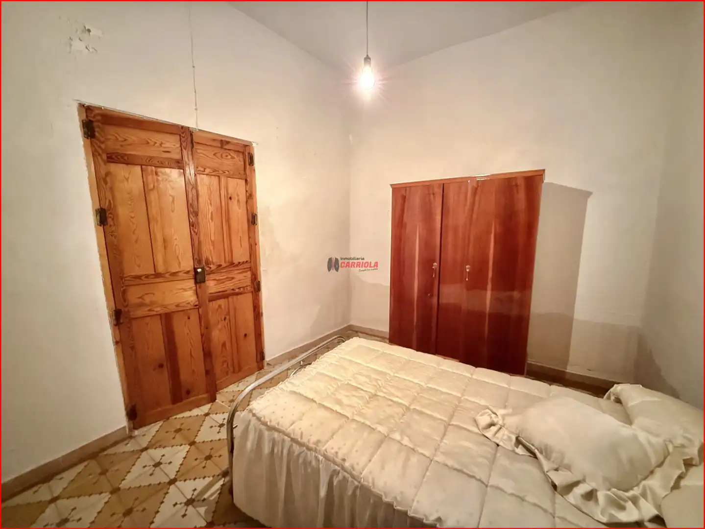 Schlafzimmer von Einfamilien-Reihenhaus zum Verkauf in Gerindote mit Möbliert