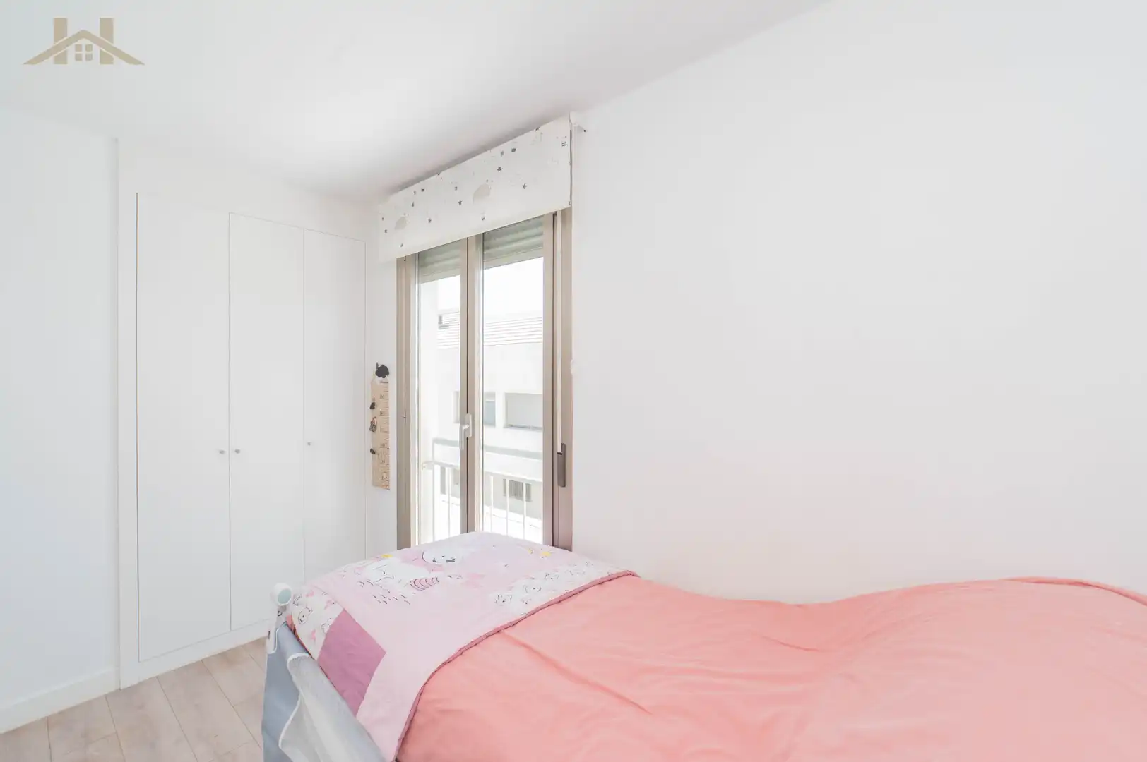 Habitación de Casa adosada en venta en Villaviciosa de Odón con Aire acondicionado, Calefacción y Jardín privado
