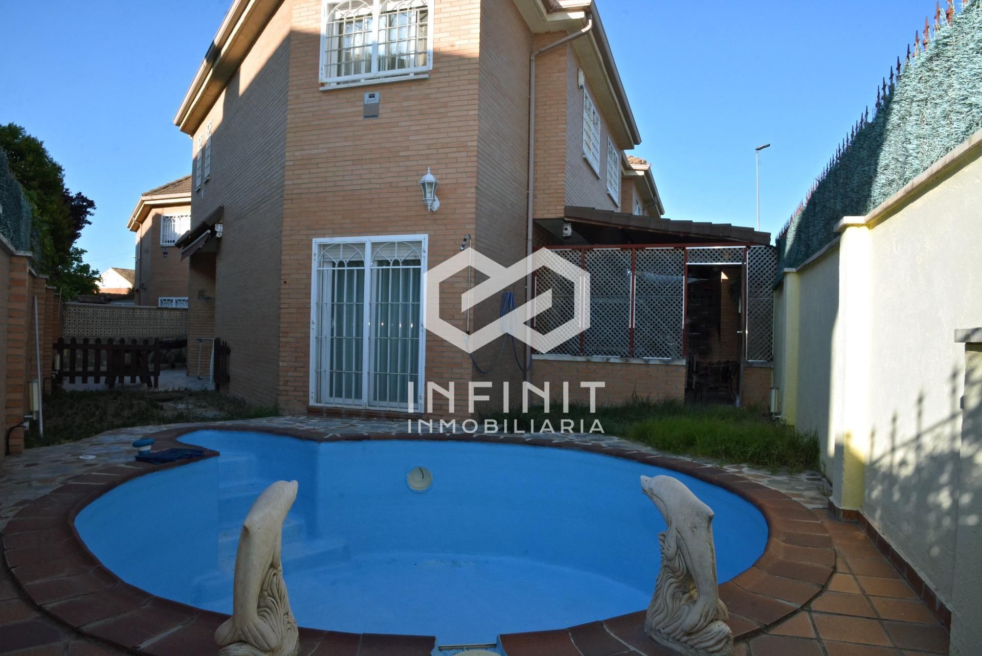 Swimming pool of Single-family semi-detached for sale in Alcalá de Henares  with Air Conditioner, Heating and Private garden