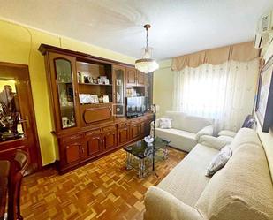 Living room of Flat for sale in  Madrid Capital  with Heating, Parquet flooring and Furnished