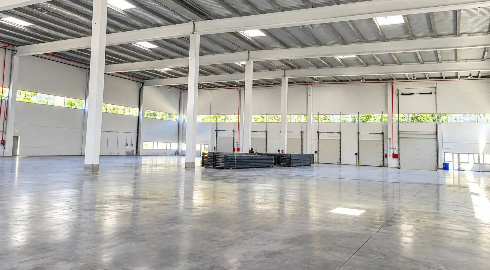 Außenansicht von Fabrikhallen zur Miete in Llinars del Vallès mit Heizung und Alarm