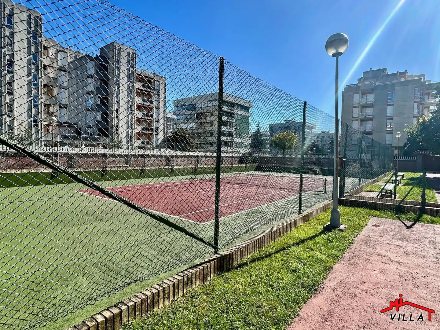 Aparcament de Pis en venda en Laredo amb Calefacció, Terrassa i Balcó