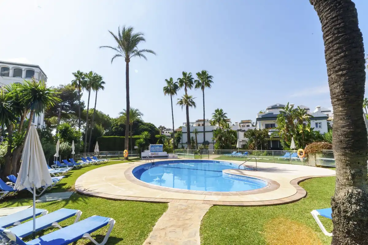Jardín de Planta baja de alquiler en Estepona con Aire acondicionado, Terraza y Piscina comunitaria