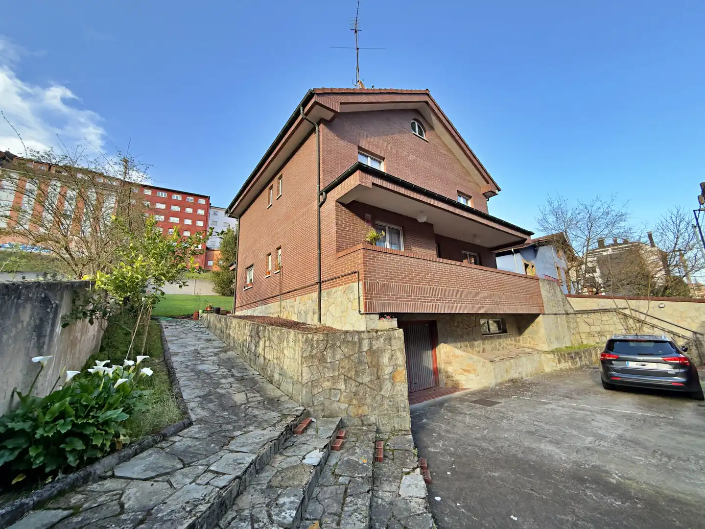 Vista exterior de Casa o xalet en venda en Oviedo  amb Calefacció, Jardí privat i Parquet