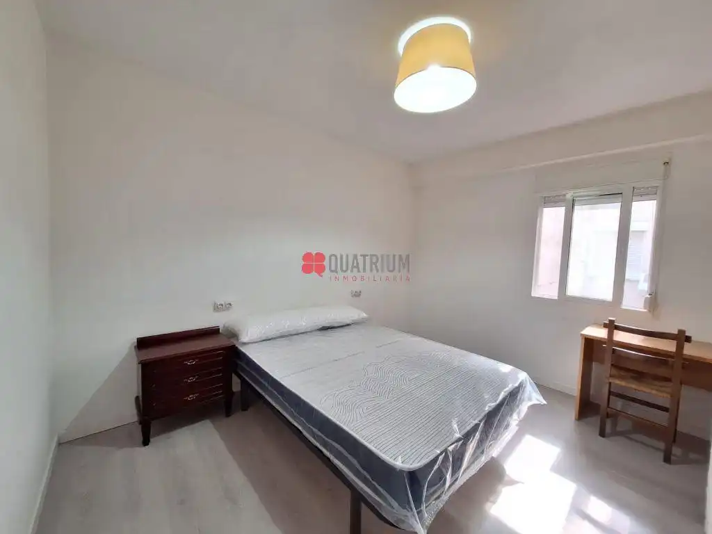 Bedroom of Flat for rent in Santiago de Compostela   with Heating and Furnished