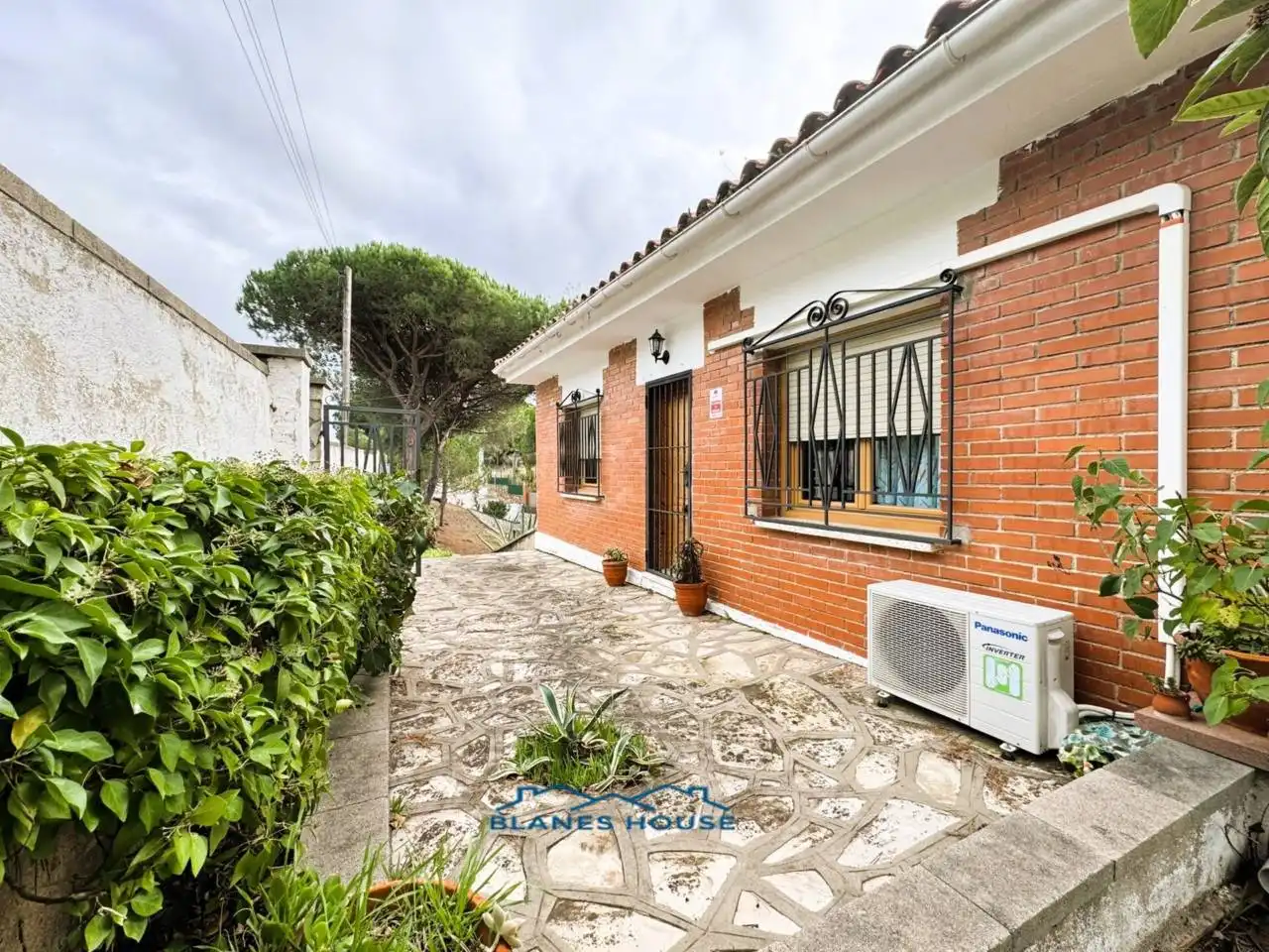 Vista exterior de Casa o xalet en venda en Tordera amb Aire condicionat, Jardí privat i Terrassa
