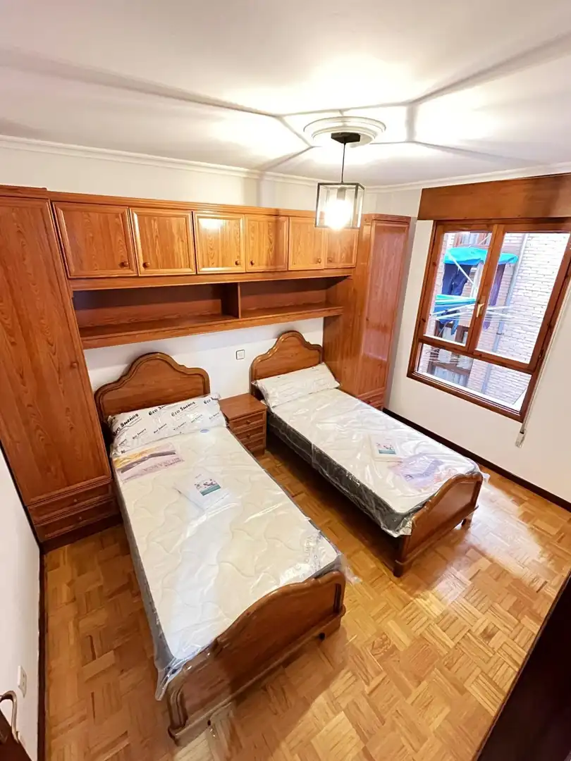 Habitación de Piso de alquiler en Oviedo  con Calefacción