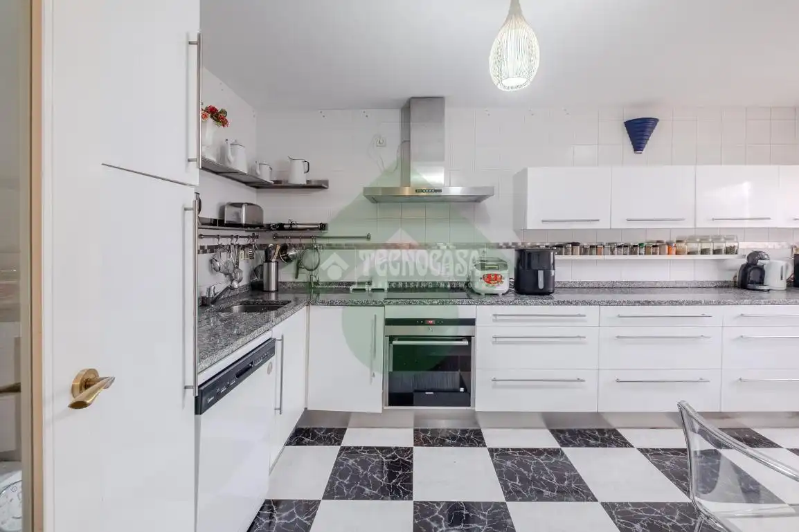 Cocina de Casa adosada en venta en Serranillos del Valle con Calefacción y Jardín privado
