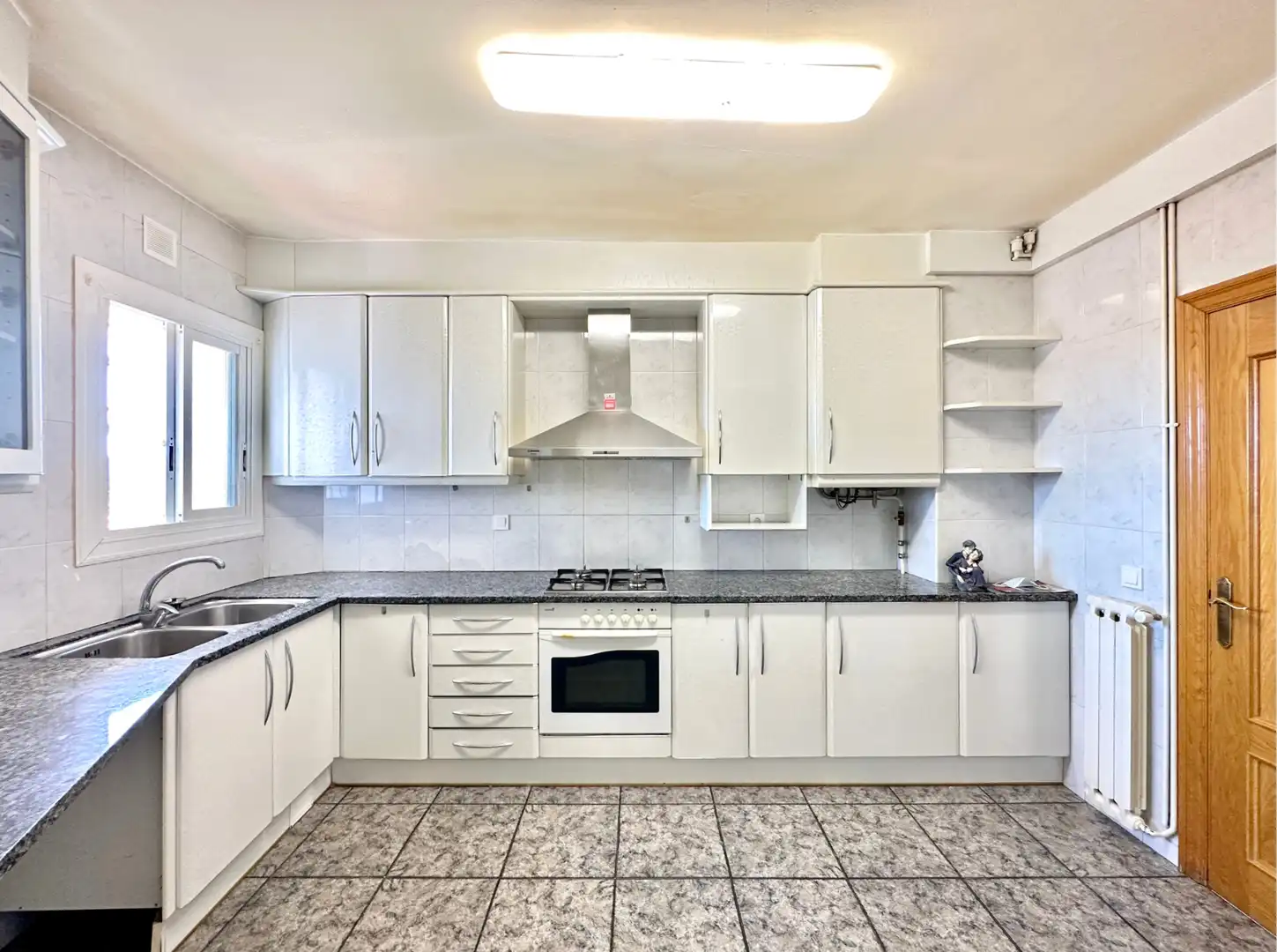 Küche von Wohnung zum Verkauf in Torelló mit Heizung, Terrasse und Ofen