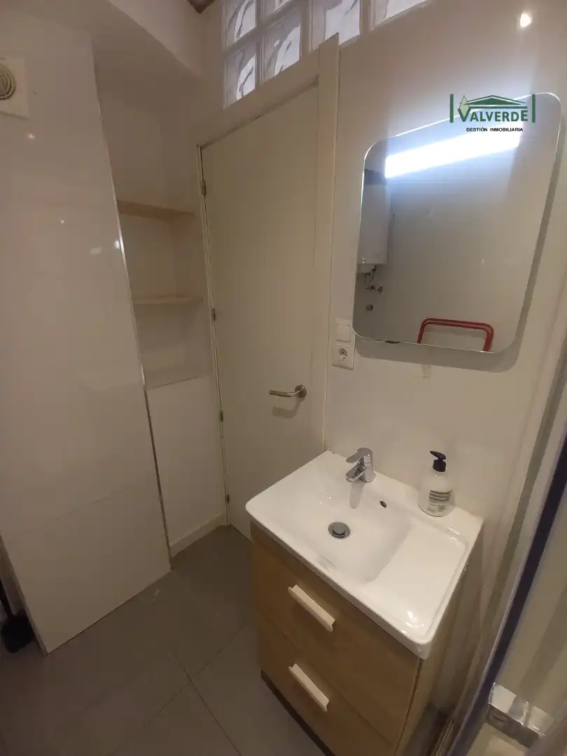 Baño de Apartamento de alquiler en Granada con Amueblado, Lavadora y Microondas