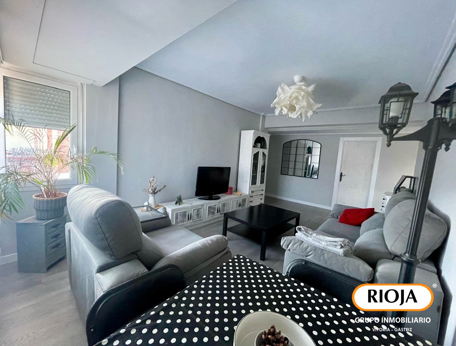 Sala de estar de Piso en venta en Vitoria - Gasteiz con Terraza y Amueblado