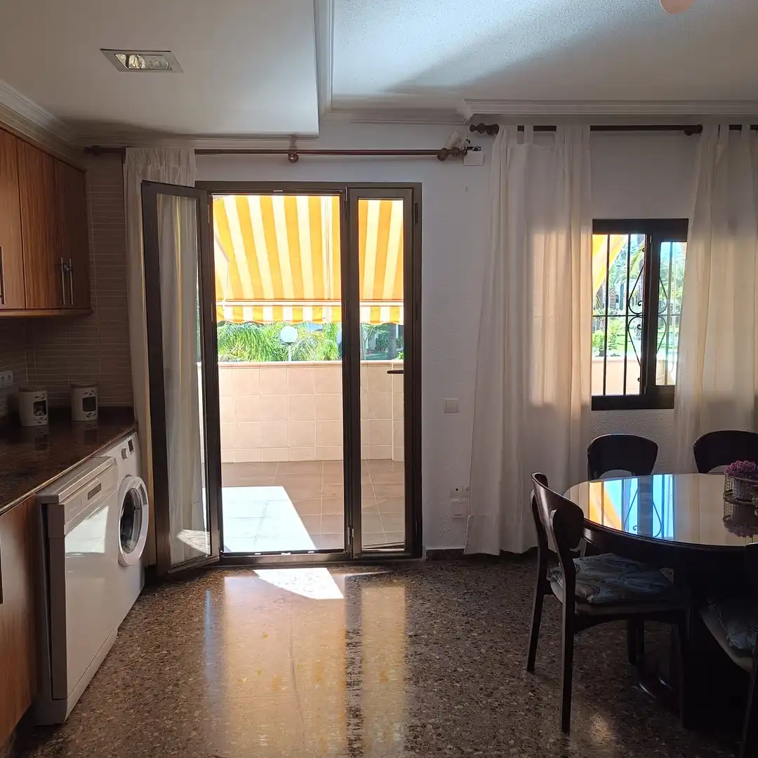 Comedor de Apartamento de alquiler en La Pobla de Farnals con Aire acondicionado, Calefacción y Jardín privado