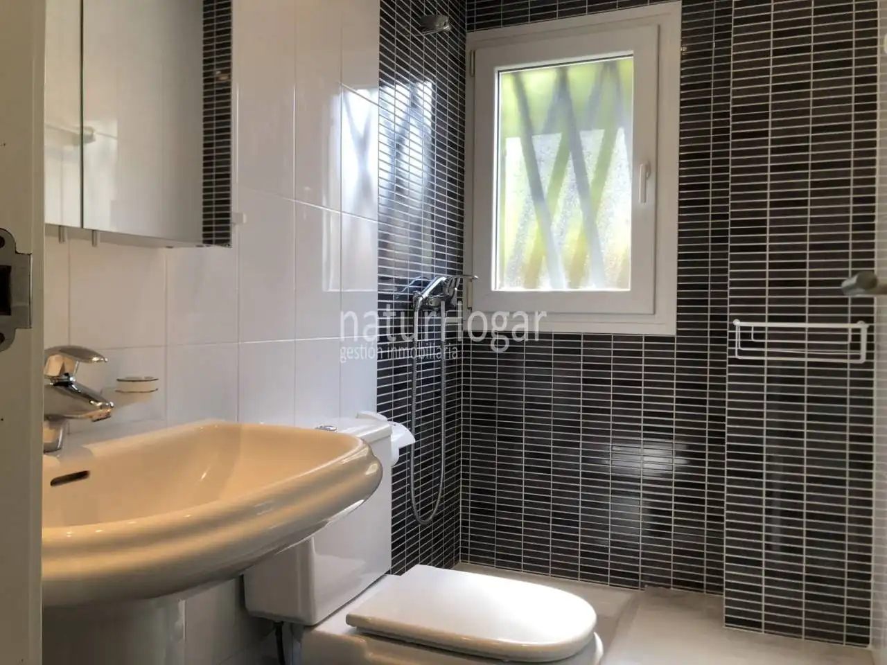 Baño de Casa o chalet de alquiler en Paterna con Aire acondicionado, Calefacción y Jardín privado