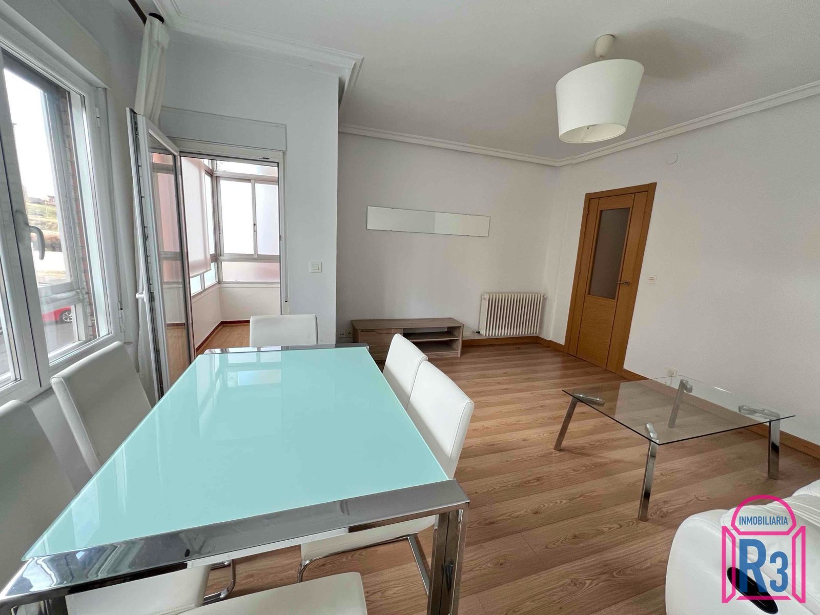 Menjador de Pis en venda en León Capital  amb Calefacció, Terrassa i Traster