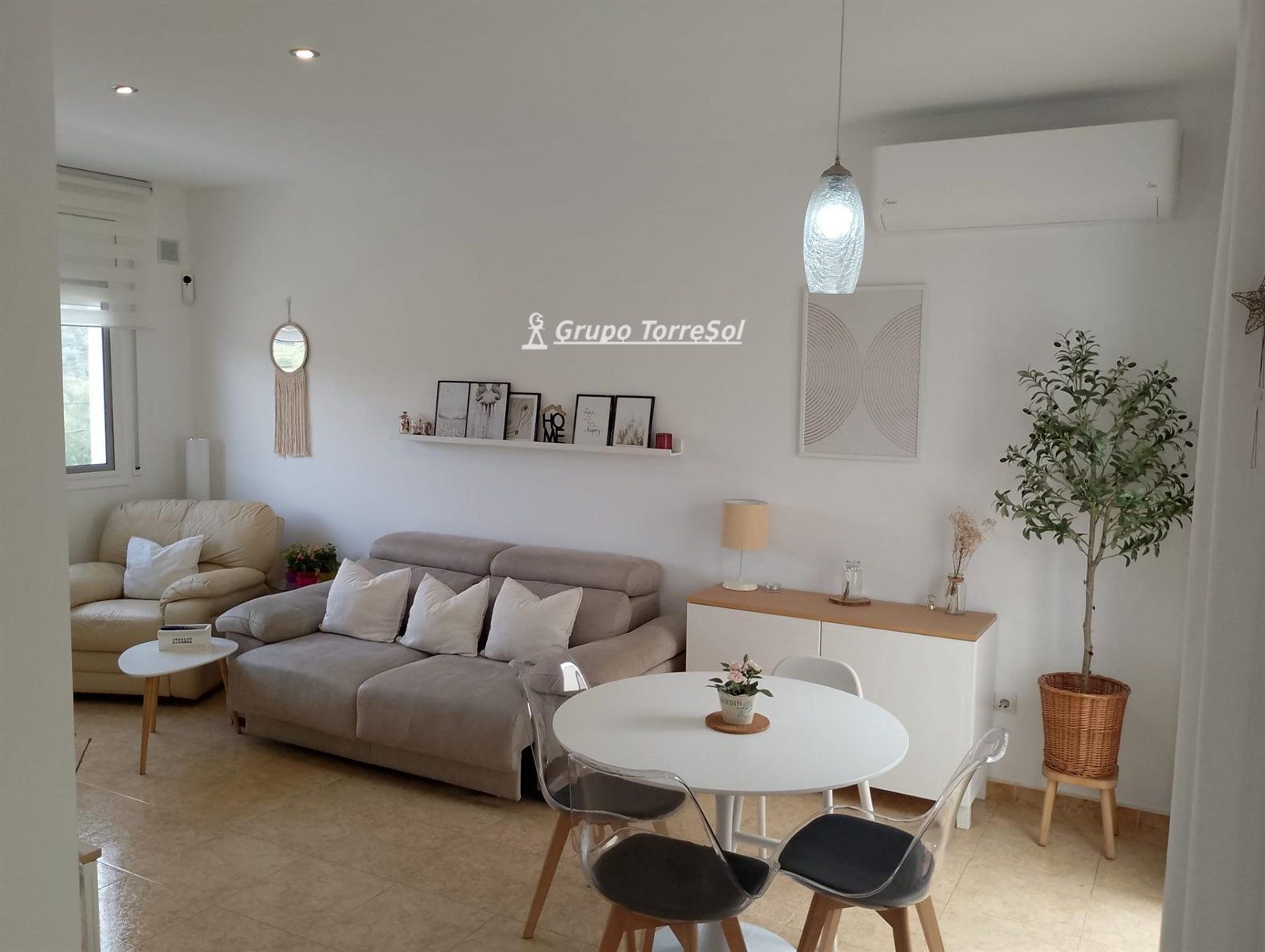 Sala d'estar de Casa o xalet en venda en Cunit amb Aire condicionat i Terrassa