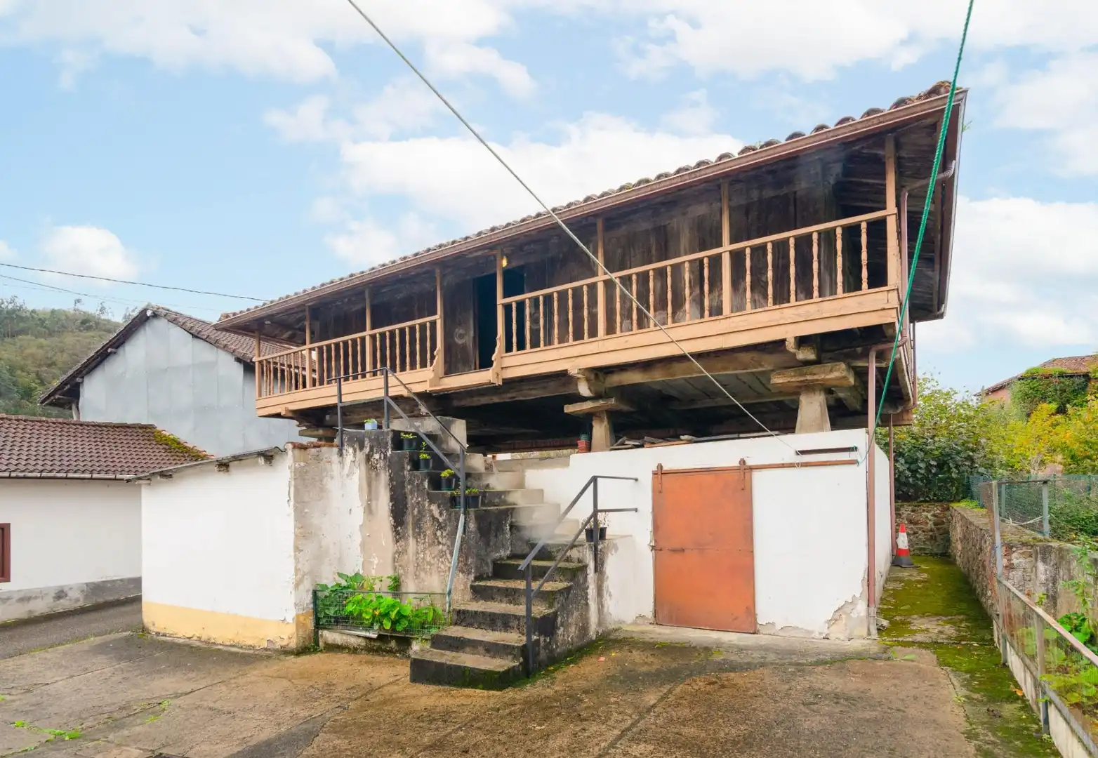 Vista exterior de Casa o chalet en venta en Salas con Calefacción, Jardín privado y Amueblado