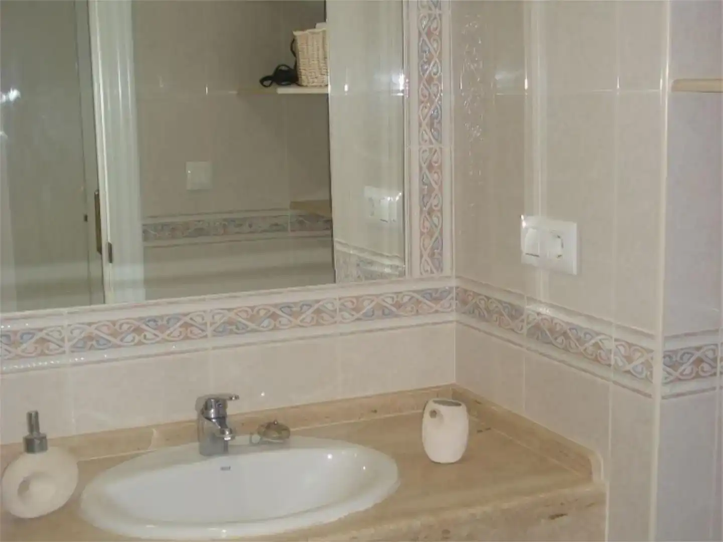 Badezimmer von Wohnungen zur Miete in Rota mit Privatgarten, Möbliert und Balkon