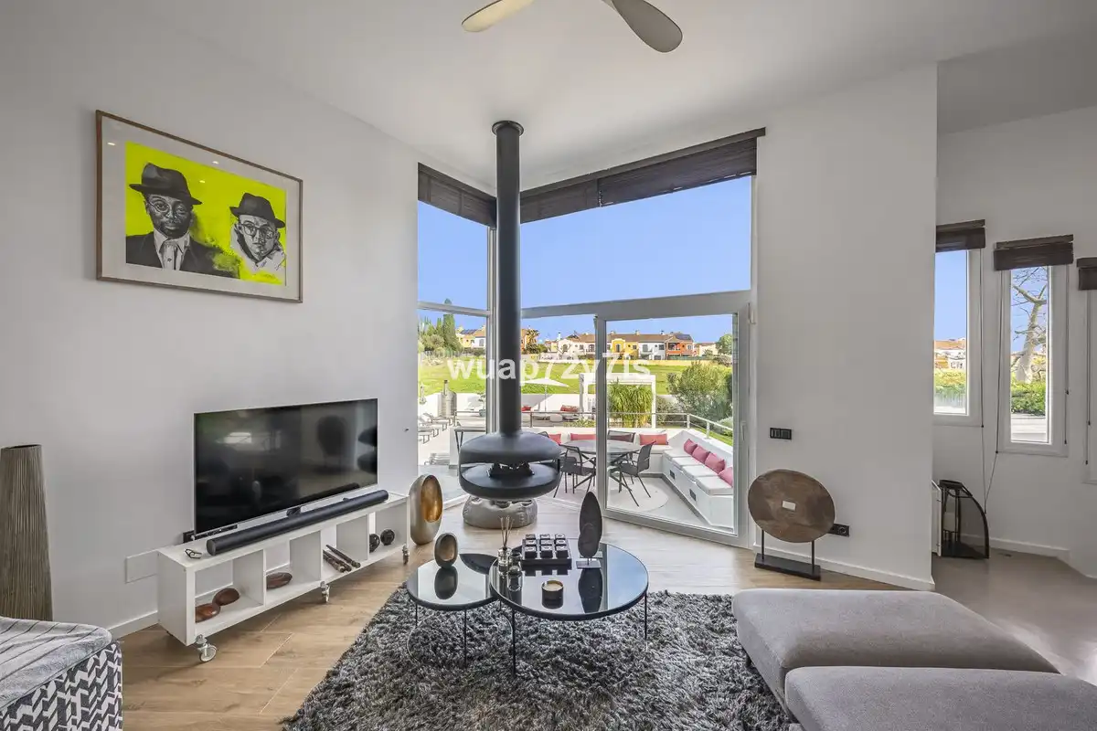 Sala d'estar de Casa adosada en venda en Marbella amb Aire condicionat, Terrassa i Traster