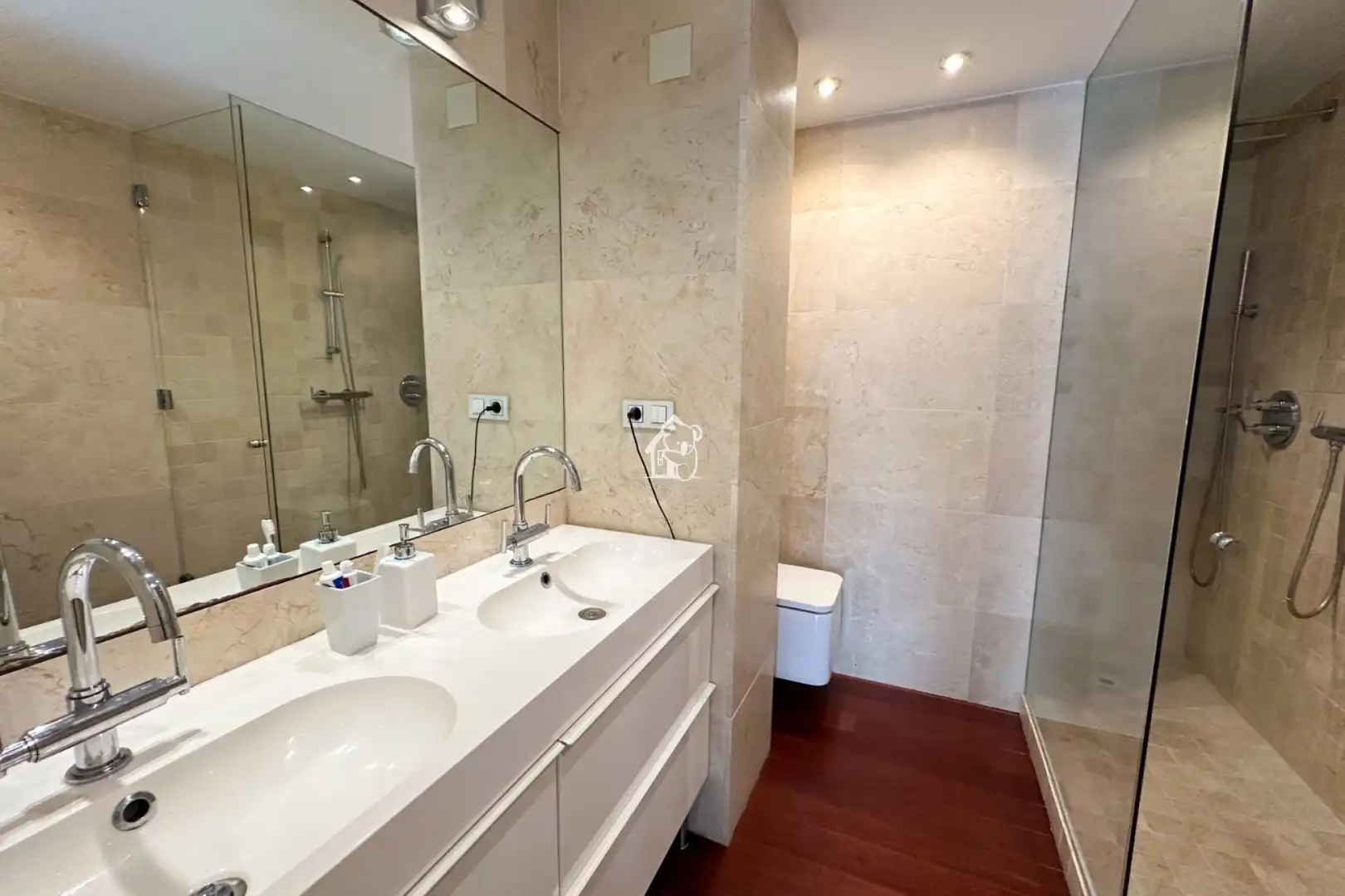 Baño de Piso de alquiler en Torrevieja con Parquet, Terraza y Piscina