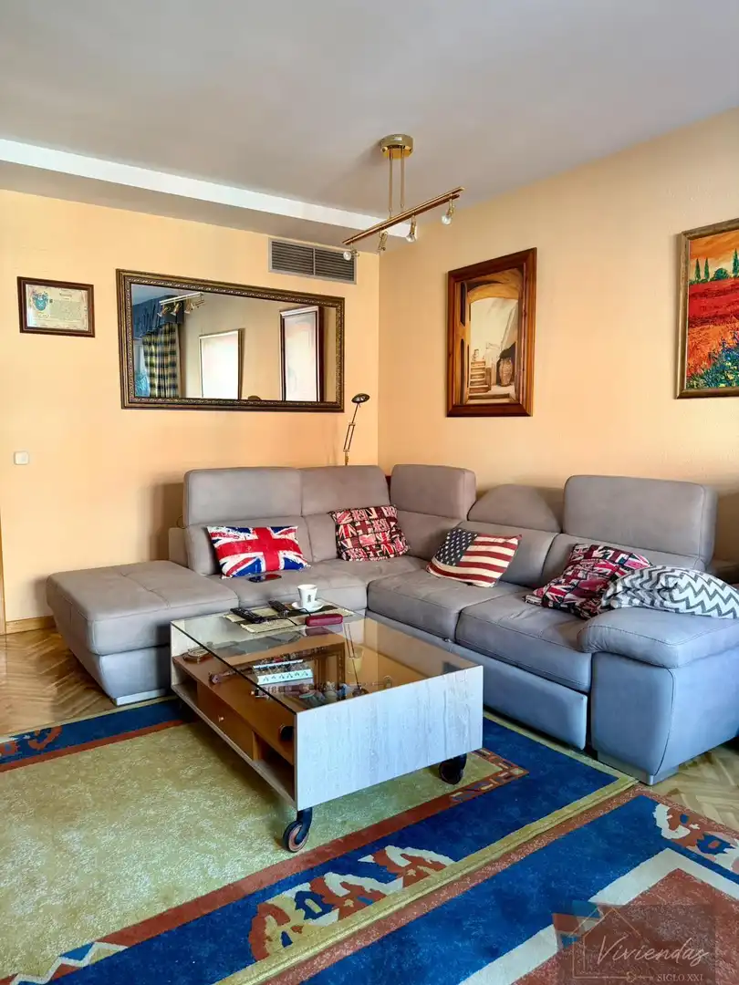 Living room of Flat for sale in Boadilla del Monte  with Air Conditioner, Heating and Parquet flooring